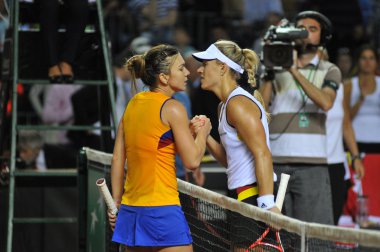 Tenisoyuncuları Simona Halep ve Angelique Kerber