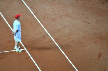 Topçu çocuk tenis maçı sırasında eylem