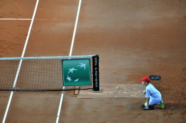 Topçu çocuk tenis maçı sırasında eylem