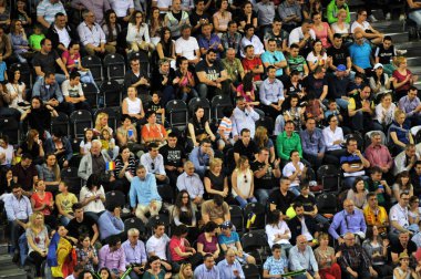 Kalabalık bir tenis maçı insan