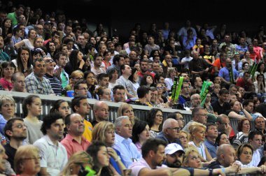 Kalabalık bir tenis maçı insan