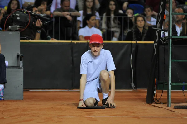 Ballenjongen in actie tijdens een tenniswedstrijd — Stockfoto