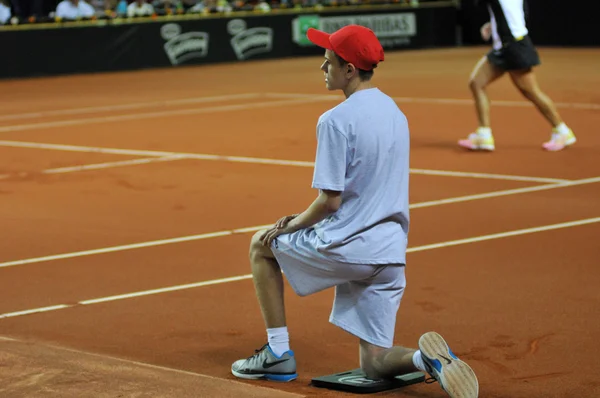 Ragazzo palla in azione durante una partita di tennis — Foto Stock