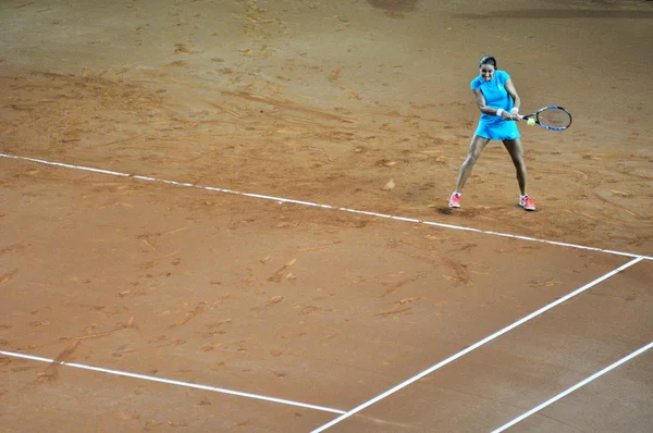 Tennisspielerin in Aktion — Stockfoto