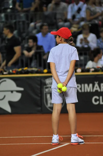Labda fiú in action közben egy tenisz meccset — Stock Fotó