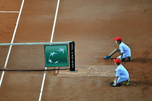 Bola chico en acción durante un partido de tenis — Foto de Stock