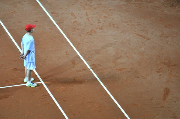Topçu çocuk tenis maçı sırasında eylem