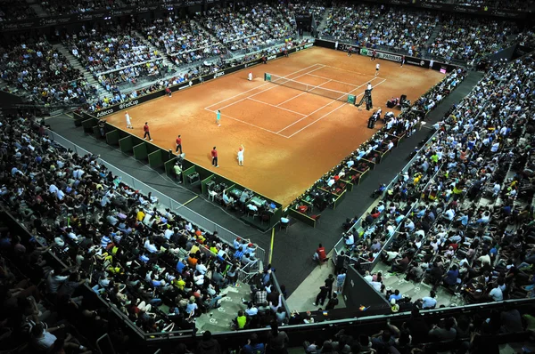 Multitud de personas en la cancha deportiva durante un partido de tenis — Foto de Stock