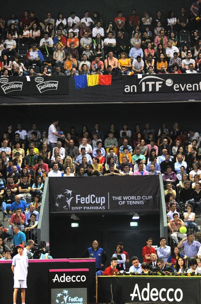 Multitud de personas en un partido de tenis — Foto de Stock