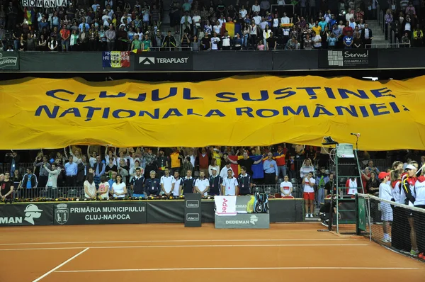 Början av en tennismatch. Publiken sjunger nationalsången — Stockfoto