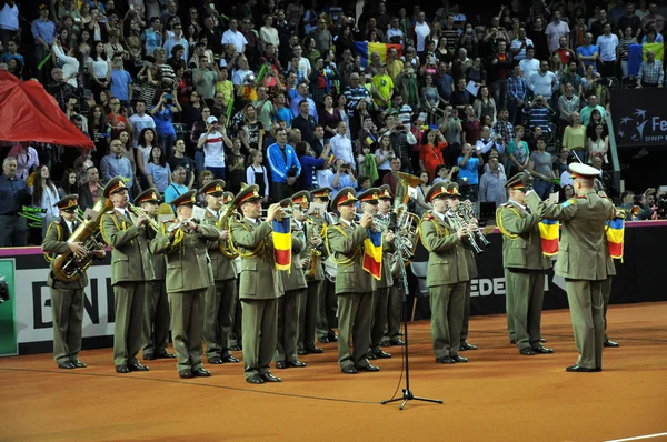 Början av en tennismatch. Publiken sjunger nationalsången — Stockfoto