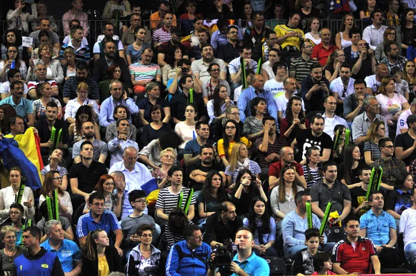 Kalabalık bir tenis maçı insan