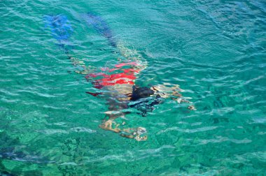 Denizde dalış adam