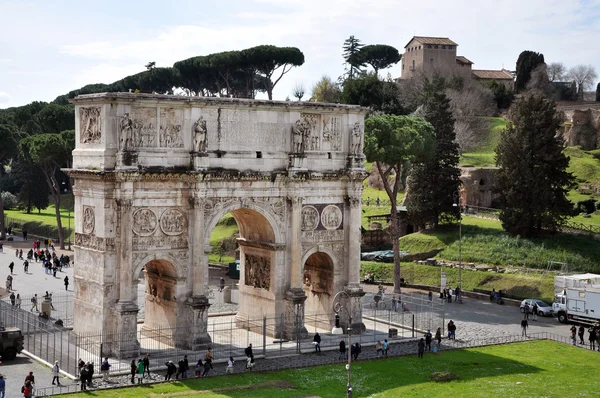 Poblíž Koloseum v Římě Constantinův oblouk — Stock fotografie