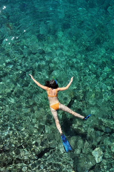 Mujer joven haciendo snorkel en mar transparente y poco profundo —  Fotos de Stock