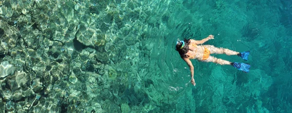 Mujer joven haciendo snorkel en mar transparente y poco profundo —  Fotos de Stock