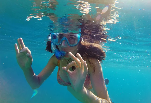 Vue sous-marine d'une femme plongeant en apnée dans la mer tropicale — Photo