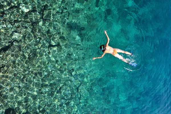 Žena, šnorchlování v křišťálově čisté vodě tropické — Stock fotografie