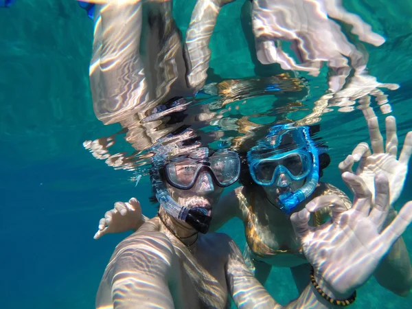 Underwater syn på en snorkling par — Stockfoto