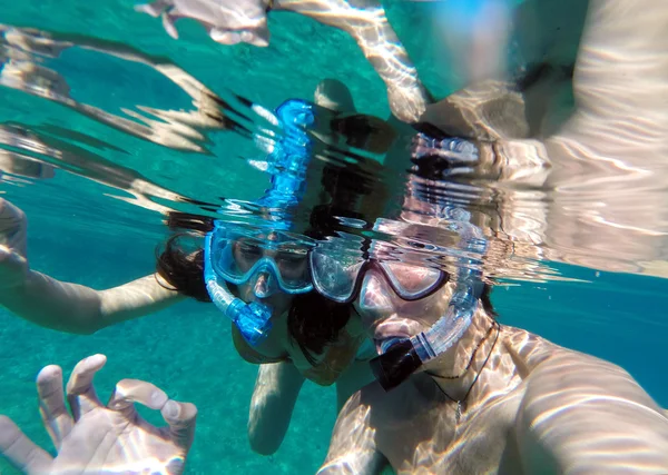 Ungt par snorkling i smekmånaden — Stockfoto