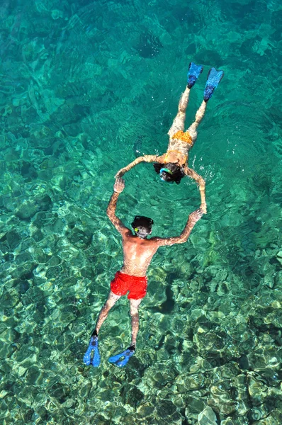 Pareja romántica haciendo snorkel en el mar —  Fotos de Stock