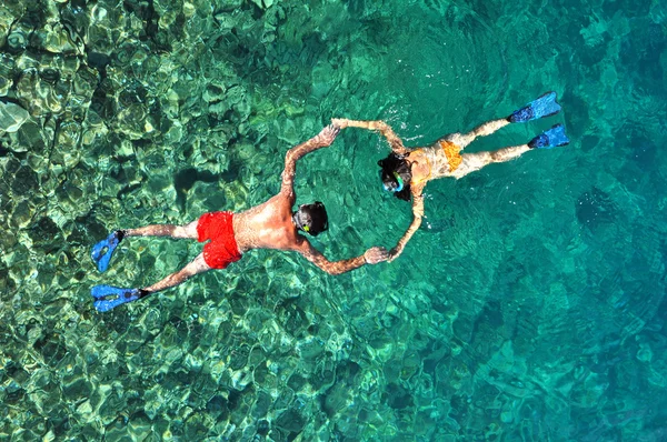 Ρομαντικό ζευγάρι κολύμβηση με αναπνευστήρα στην Ταϊλάνδη — Φωτογραφία Αρχείου