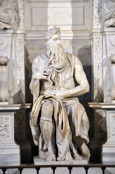 Statue der Moses von Michelangelo in der Kirche San Pietro in v — Stockfoto