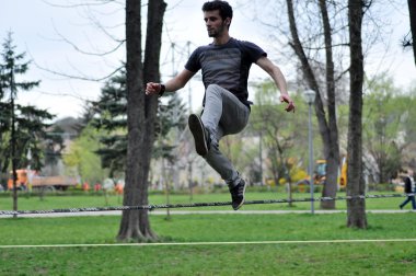 Slackline hileler yapan adam