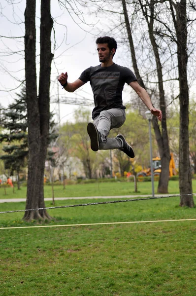 Killen gör slackline tricks — Stockfoto