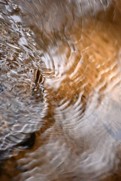 Ondulaciones de agua abstracta en el agua del arroyo —  Fotos de Stock