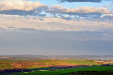 Geç öğleden sonra ışıklar bir tarım arazisi üzerinde