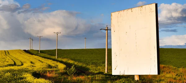 Skylt i ett raps fält — Stockfoto