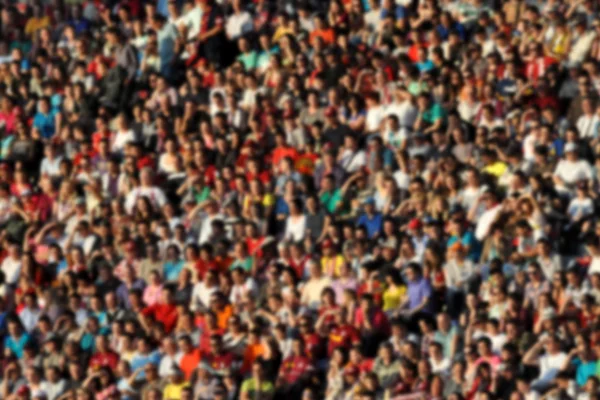 Multidão num estádio. Cabeças desfocadas e rostos de espectadores — Fotografia de Stock