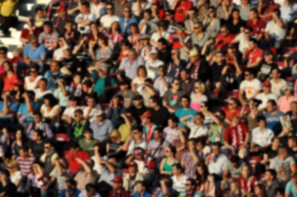 La folla in uno stadio. Teste e volti sfocati degli spettatori — Foto Stock