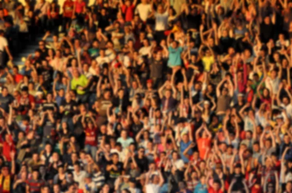 Bir stadyumda kalabalık. Bulanık başkanları ve seyircilerin yüzleri