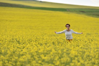 Hippi kız bir kanola alanda yürüyüş. Özgürlük kavramı