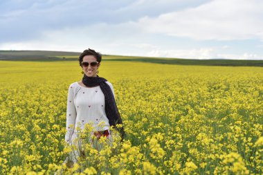 Doğada bir genç hippi kız portresi