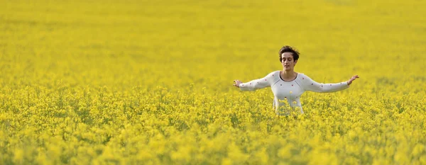 Giovane donna godendo la libertà in mezzo alla natura — Foto Stock