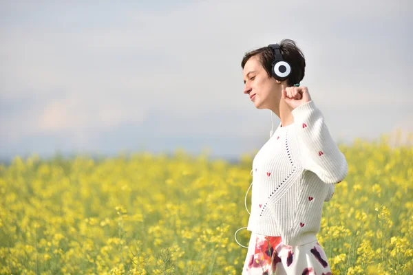 Young beautiful brunette woman girl listening music in headphone — Stock Photo, Image