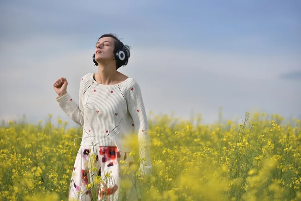 Sensual mujer escuchando música en auriculares al aire libre — Foto de Stock