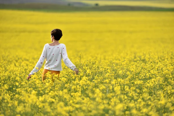 Giovane donna godendo la libertà in mezzo alla natura — Foto Stock