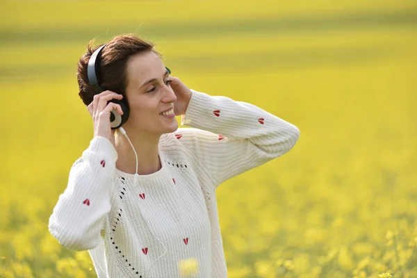 Giovane bella ragazza bruna donna ascoltando musica in cuffia — Foto Stock