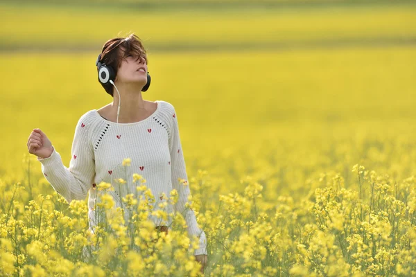 야외에서 헤드폰에 젊은 행복 한 여자 듣기 음악 — 스톡 사진