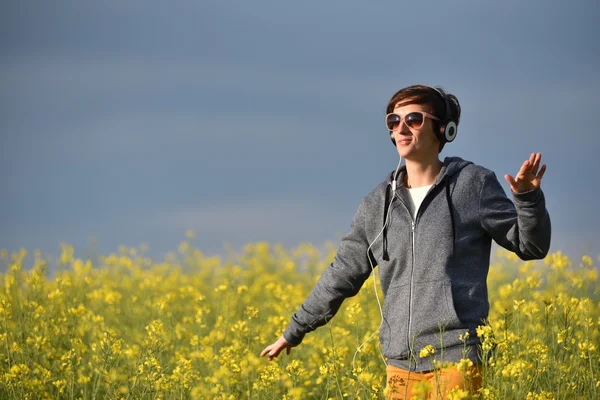 Mooie jonge vrouw muziek luisteren en dansen in de buitenlucht — Stockfoto