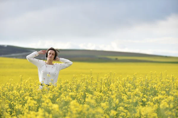 Şehvetli kadın kulaklık açık havada müzik dinlemek — Stok fotoğraf