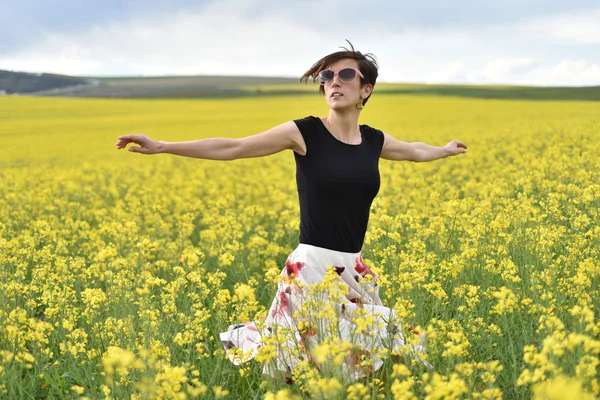 Young woman enjoying freedom in the outdoors — Stock Photo, Image