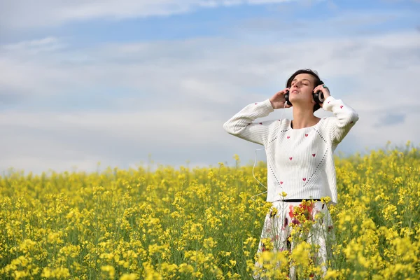 Giovane bella ragazza bruna donna ascoltando musica in cuffia — Foto Stock