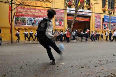 Vietnamca Tekdüzen schoo önünde oynayan çocuklar