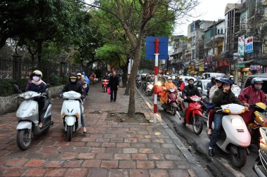 Hanoi'de trafik. Kalabalık motosiklet sürücülerinin sokakta