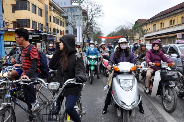 Provoz v Hanoji. Dav řidičů motocyklů na ulici — Stock fotografie